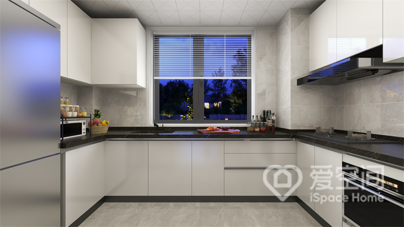 厨房以白色基调打造，黑白配色强化了视觉利落感，光影游走在空间内，提升了烹饪空间的时尚美感。