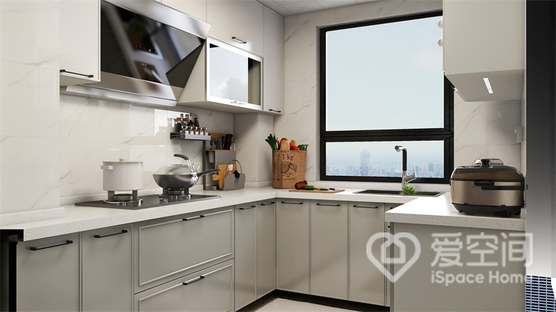 厨房中，米白色调的背景墙面，打造出轻松惬意的烹饪环境，U型橱柜布局，释放出更多行走空间。