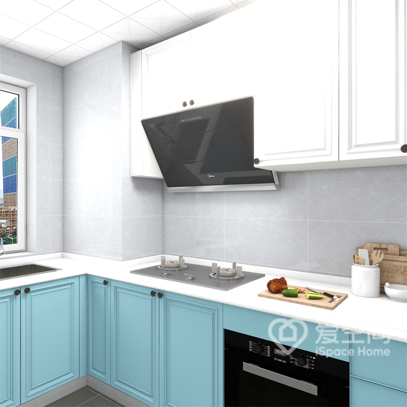 厨房运用了经典的蓝白色搭配，让空间在简约的配色之中彰显出北欧特色，简雅之余不失时尚。