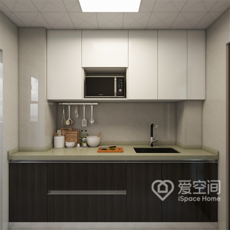 厨房的设计简单亮堂，橱柜虽然分色打造，但实用性强，直线型布局动线使空间一览无遗，日常操作更加方便。