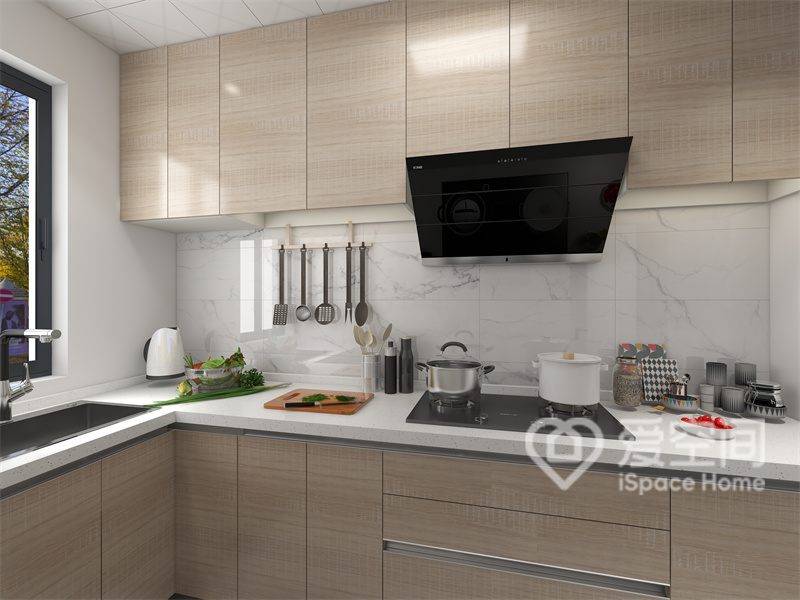 厨房以高级的白色大理石为背景，搭配理性优雅的原木橱柜，细节以白色操作台提亮，塑造出雅致的烹饪环境。