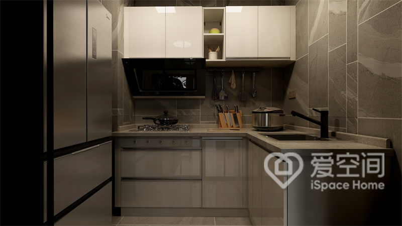 厨房动线以L型为主，橱柜的造型十分精简，储物功能强大，构筑一个简洁明亮的烹饪环境。
