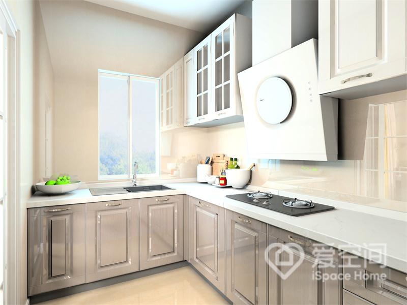 厨房空间不大，橱柜L型布置，底部留有一定空间不容易造成卫生死角，白色吊柜让视觉空间有了层次感。