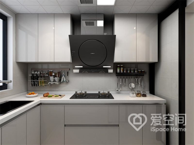 厨房以浅灰色为主色调，结合光影的投射，构建出雅致沉稳的烹饪环境，嵌入式电器保持了空间的整洁。