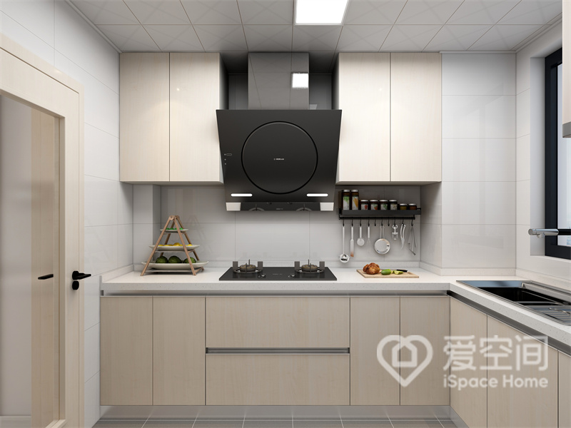 白色空间中木质橱柜富有温馨的生活气息，L型动线让烹饪空间显得开阔大气，方便日常操作。