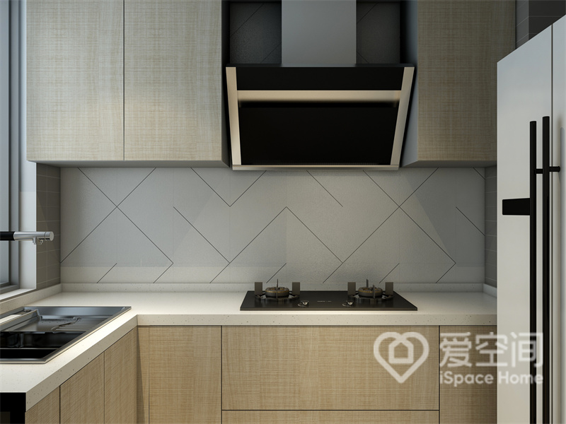 无论是橱柜造型还是色彩尺度，橱柜都赋予了厨房简练的质感，背景墙几何线条勾勒出层次氛围。