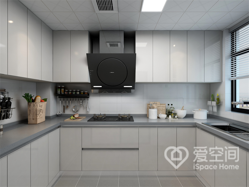 厨房空间U型布局，浅米色橱柜充满着写意与淡雅，灰色操作台勾勒出空间层次，现代气质油然而上。