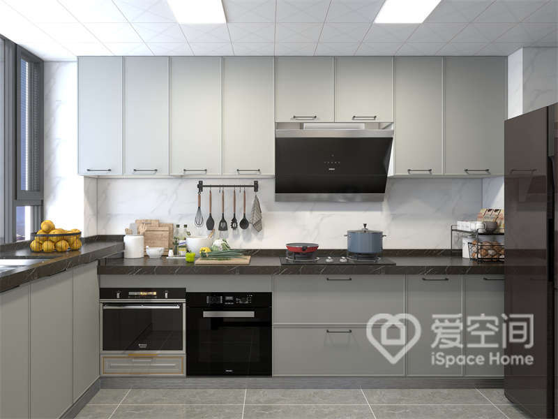 櫥柜的顏色便是廚房的溫度，搭配L型櫥柜增加空間通透感，黑色操作臺美觀大方、便于清潔。