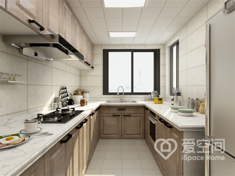 设计师对厨房空间进行了合理地划分，将橱柜U型放置，浅木色柜面透露出低奢和温馨质感。