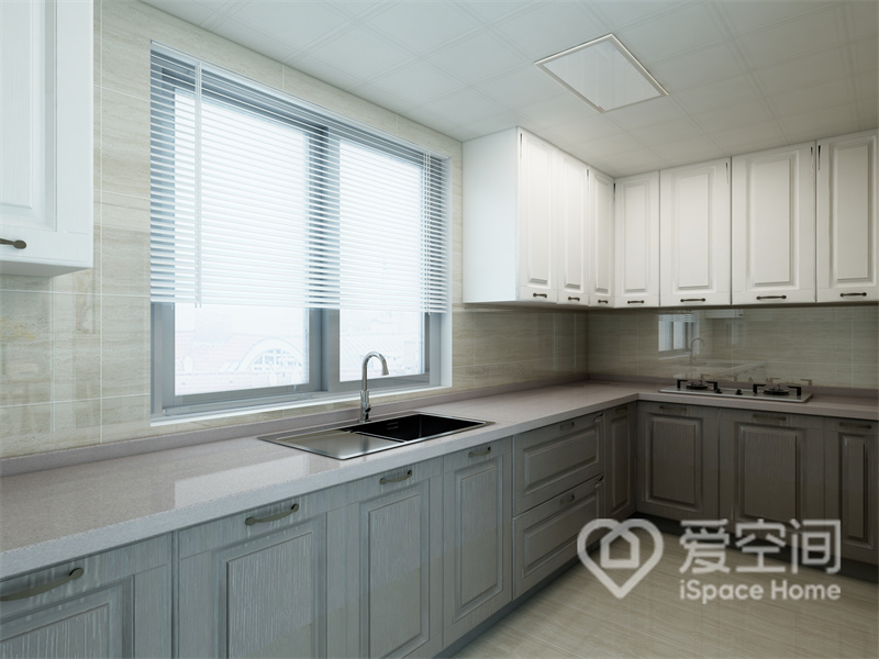 厨房设计以U型橱柜，释放了空间的面积，设计师利用白色与蓝色色调定做橱柜，既不突兀，又十分浪漫。