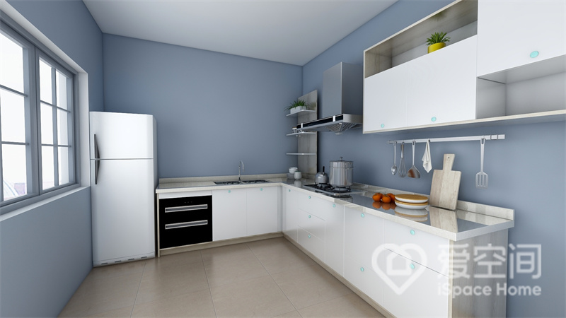 厨房依然选用蓝色为背景，空间中搭配白色橱柜，立体感尽显，吊柜勾勒出悠然且富有层次感的意境。