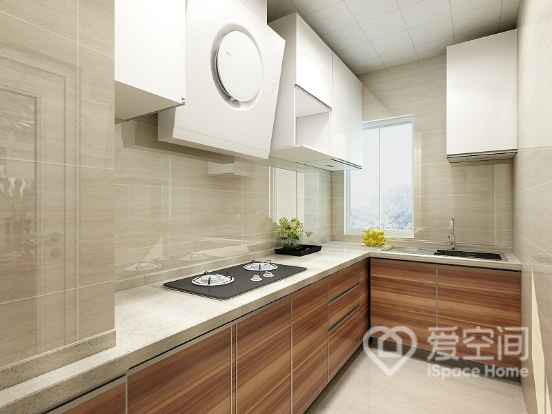 引光入室后，厨房显得愈加柔软，米色与原木色调的搭配让人在舒适的空间中得到缓解与放松。