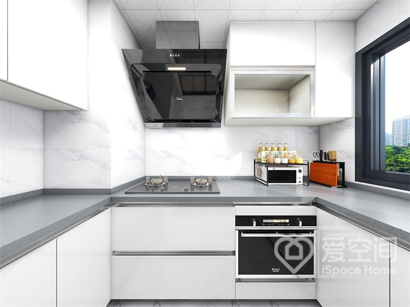 厨房看起来也比较宽敞，白色橱柜在视觉上有延伸空间的作用，灰色操作台增加了层次感。