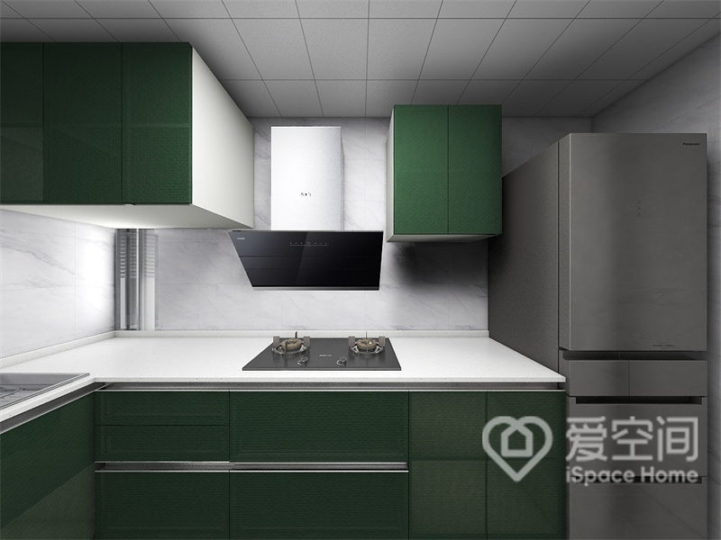 厨房色调偏向绿色，营造宁静舒适的烹饪氛围，与白色操作台搭配更符合现代人的审美品位。