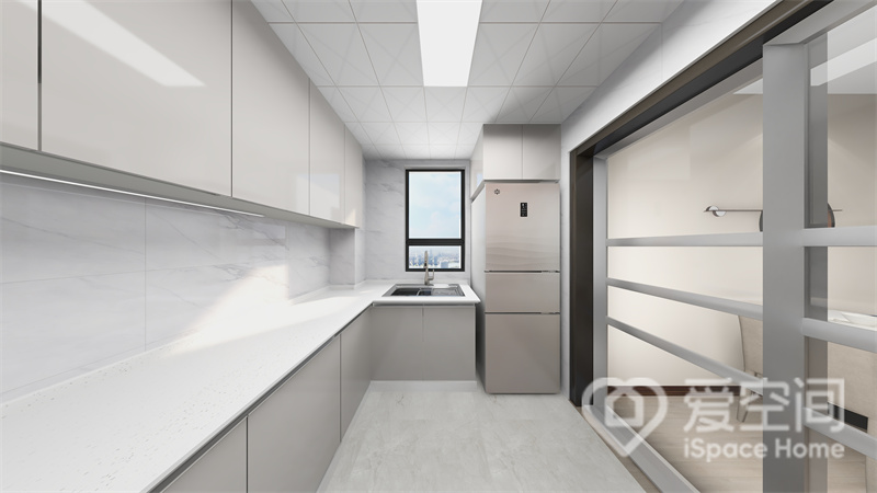 厨房选用浅米色和白色搭配，设计师做出合理的布局和动线设计，提升了烹饪的舒适度和效率。