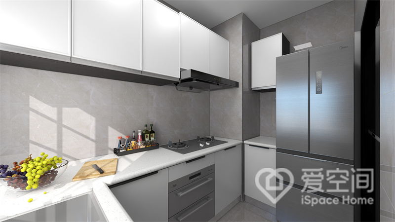 厨房延续低调沉稳的内敛手法，白色定制橱柜展现出细腻的工艺，U型布局令烹饪空间充满现代气息。