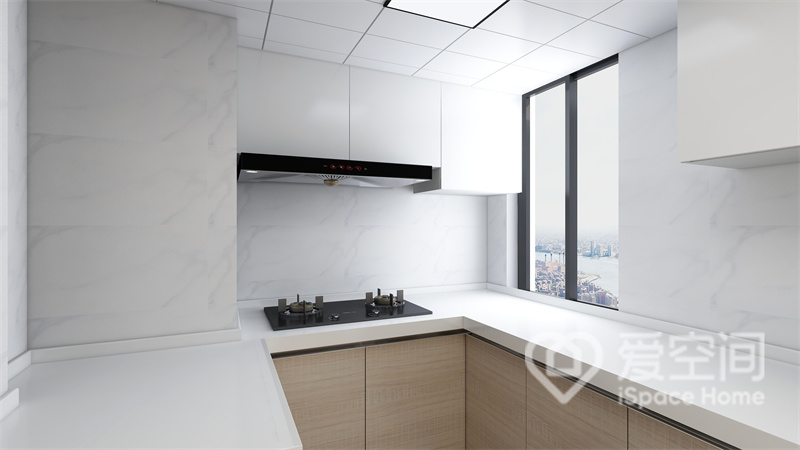 厨房以白色为基调，营造出奢阔大气的烹饪空间，原木橱柜U型布置，打造出舒适自在的氛围。