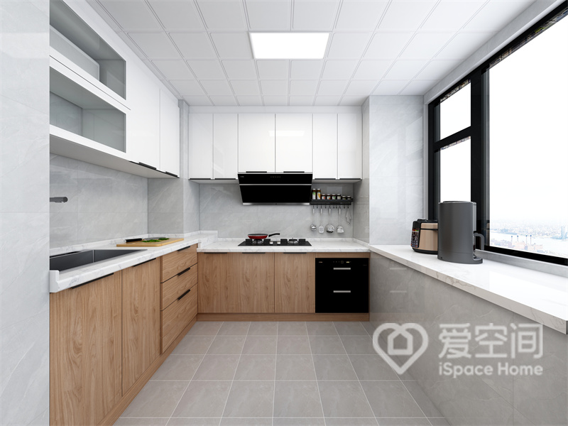 厨房风格偏原木格调，原木橱柜自然又舒适，白色吊柜独特而低调，局部加入展示空间，方便拿取。