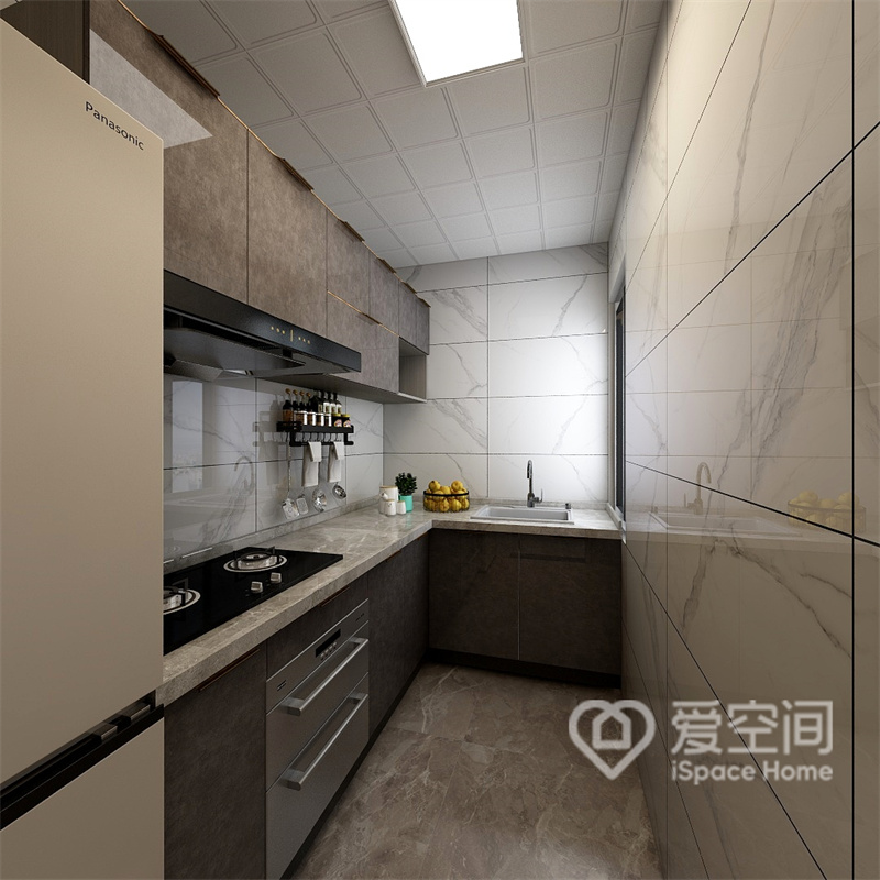 厨房选用白色大理石为背景，橱柜配色浪漫而情致，在设计与格局上以L型动线为主，追求舒适与高效。
