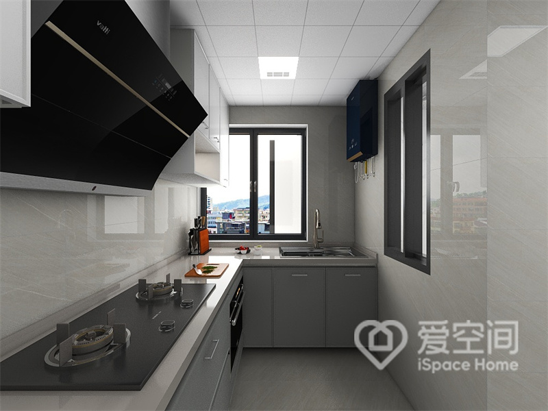 长条形的厨房略显狭窄，灰白色搭配塑造出一个高级舒适的烹饪空间，动线规划合理且舒适。