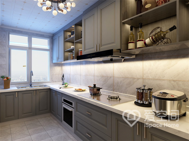 厨房空间选择了冷色调为主色，灰色橱柜的使用提升了品质，在良好的采光下形成浓郁的舒适氛围。