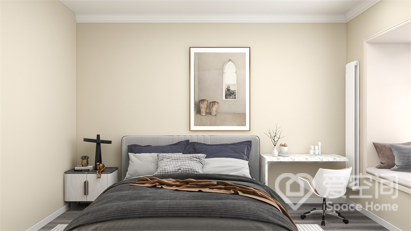 灰色的床品颇有现代感，在米色空间内，浅色调的家具使视野更加开阔，装饰画提升了时尚格调。