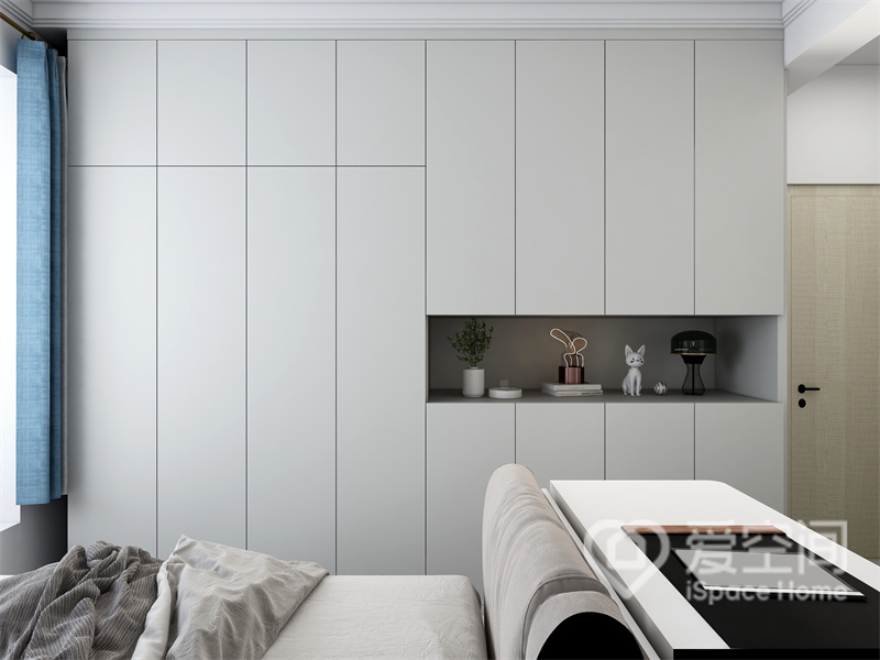 为了增加储物空间，设计师在墙面一侧做了入墙式衣柜，搭配简约的家具，营造出舒适的休息氛围。