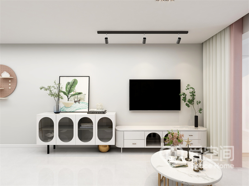 電視墻采用留白設計，黑與白的顏色反差勾勒出強烈的層次感，裝飾畫和綠植的點綴增加了客廳的生命力。