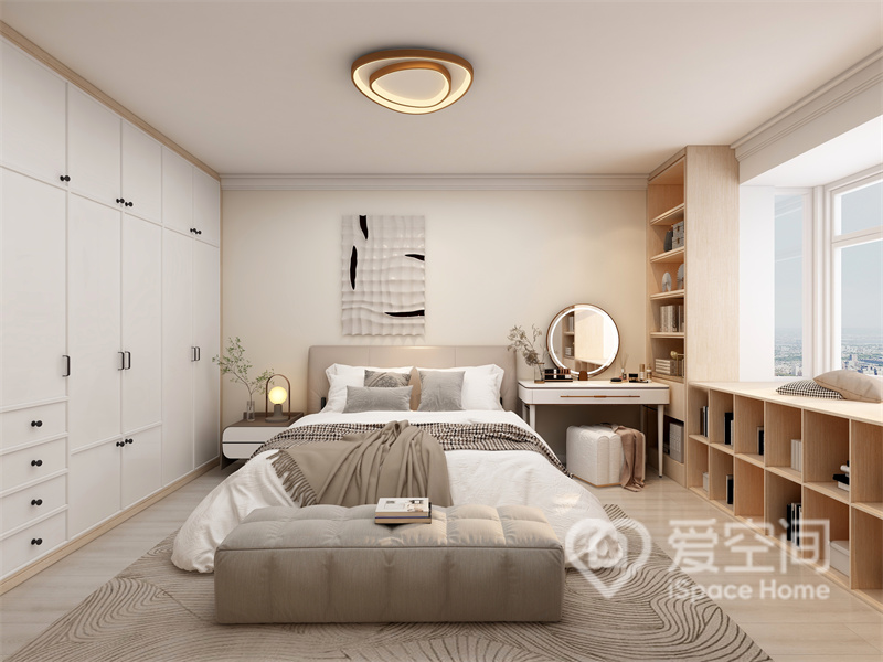 主臥用溫潤的米白色為背景色，隱形式衣柜展現出獨有的質感，臨窗收納柜增加了空間的儲物功能。