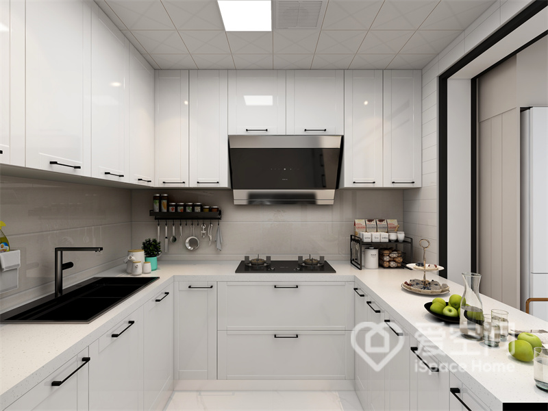 廚房是一個U型空間，增加整體空間的可使用率，白色櫥柜在視覺上令整體看起來也更加大氣。