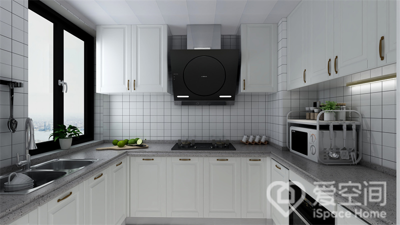 厨房在陈设上以U型为主，摒弃了繁冗复杂的技巧，橱柜造型简洁，柜面线条有层次，整体优雅大气。