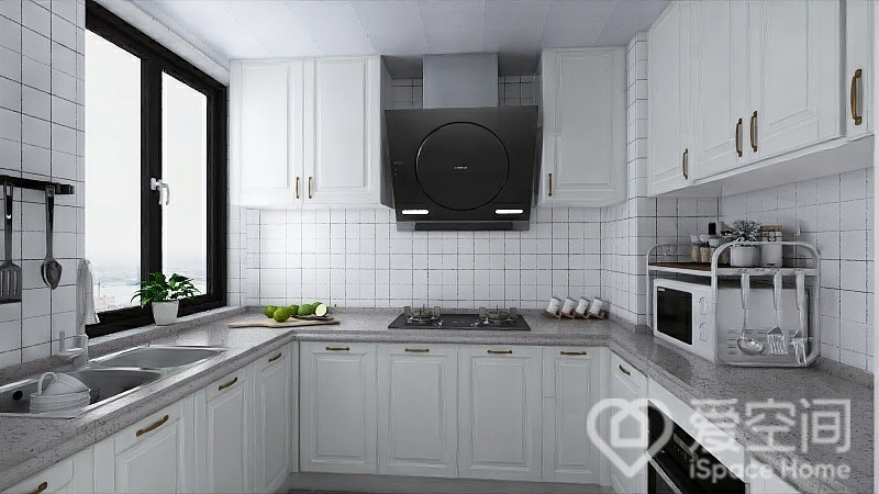 厨房的设计简洁大方，U型布局释放了更多空间，设计师用用干练的陈设手法体现出雅致的北欧美学。