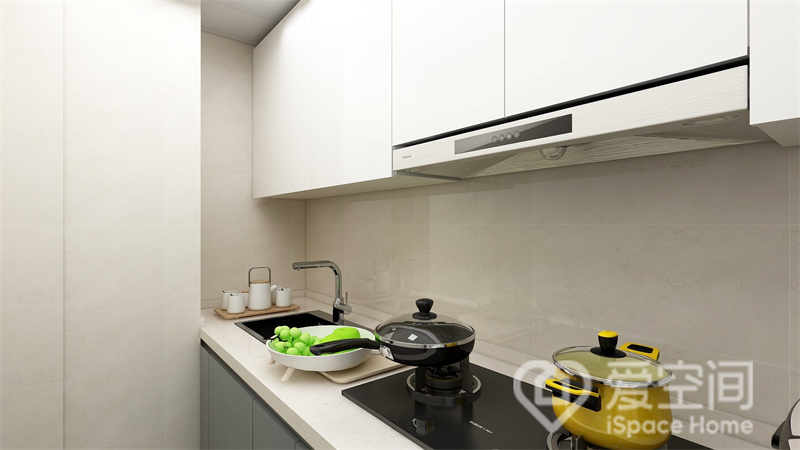 定做的橱柜提升了厨房空间的整体质感，地柜选用灰色柜面，简约又带有一丝现代韵味，高级耐看。