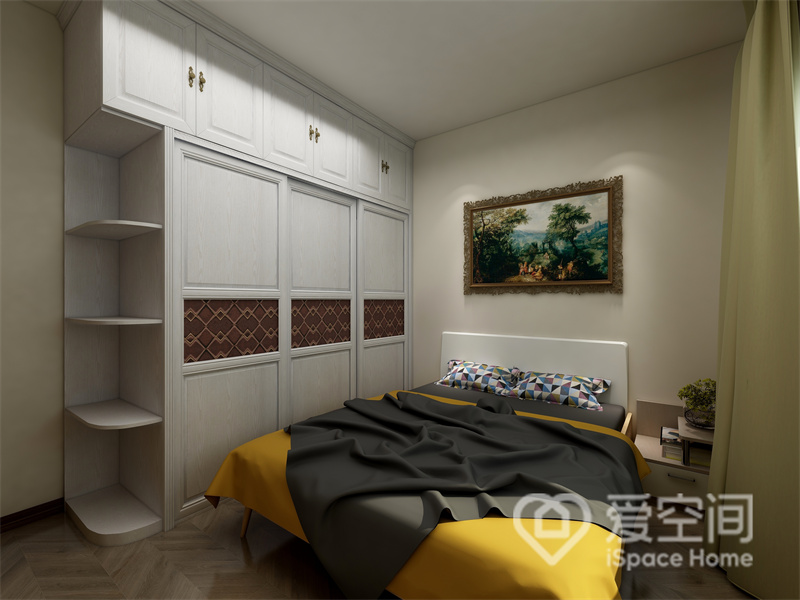 无吊顶的设计使得主卧空间更加开阔大气，灰色与黄色床品搭配，展现出优雅柔和的空间质感。