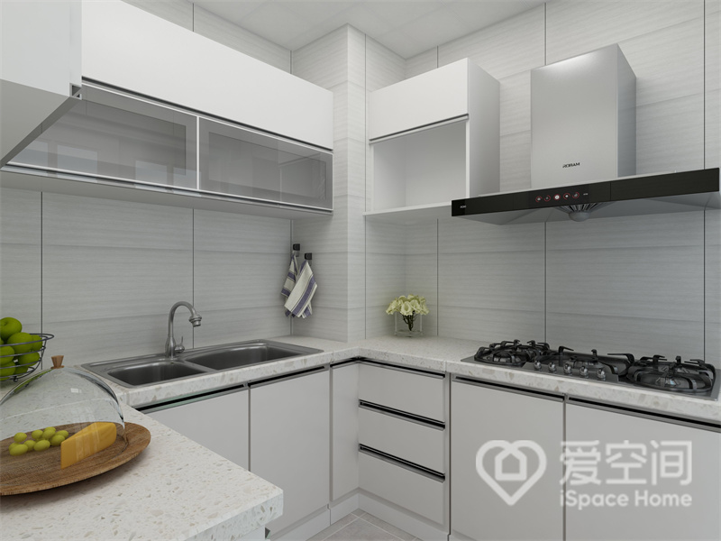 厨房使用白色色调为主色，吊柜与地柜保持着整齐的视感，电器嵌入式设计，在视觉上做到了简约。