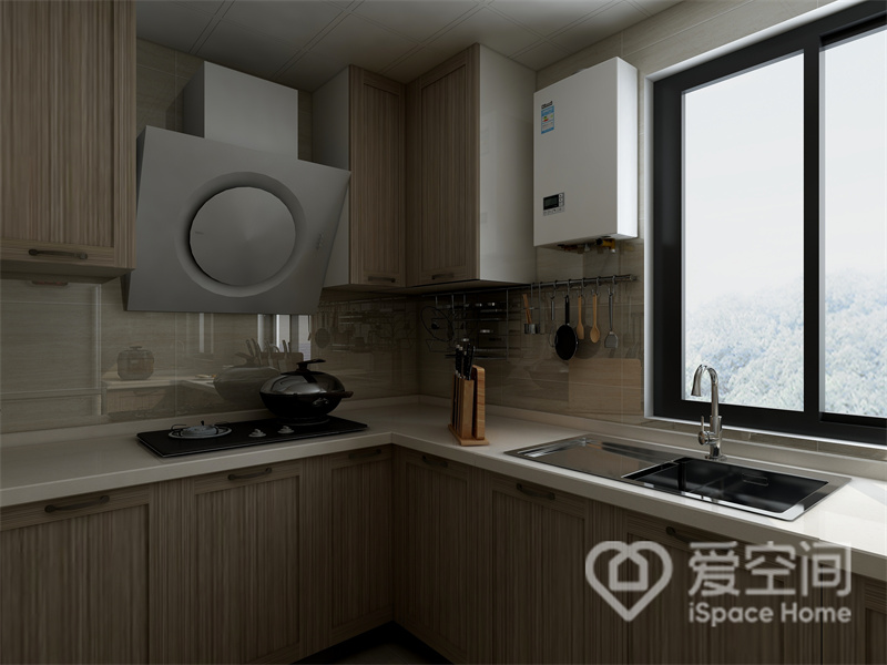 厨房结构紧凑，吊柜与地柜之间用白色操作台构建几何语言，米色背景中舒适与归属感流进人心。