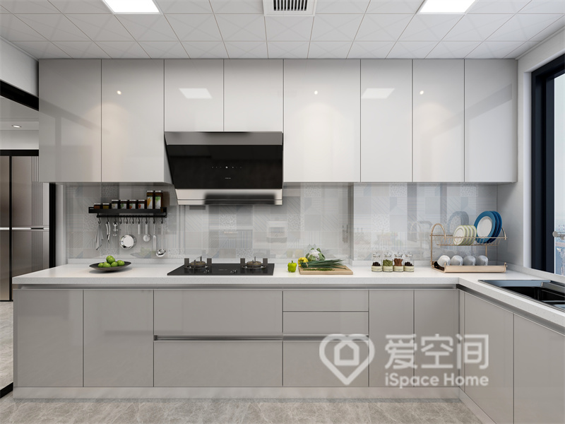 厨房空间宽敞大气，白色与米色搭配给人明亮的视觉感受，展现出现代主义下之下的清新美感。