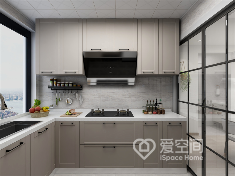 厨房背景采用了大理石砖面，搭配米色橱柜，彰显出干净雅致的烹饪氛围，空间更加温馨浪漫。