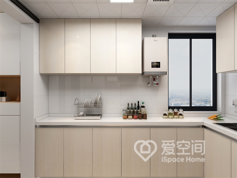 厨房空间中设计师选择原木橱面和白色操作台搭配，温馨的配色令整体看起来更加宽敞明亮。