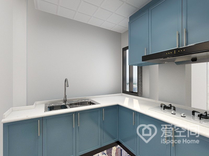 厨房去繁就简，在白色空间中采用浅蓝色填充，构成理性、典雅的空间氛围，L型布局动线舒适。