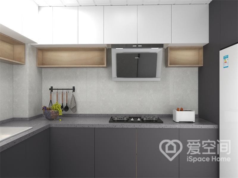 厨房并没有使用大面积的暗色，而是用白色和原木色来进行调和，丰富了空间层次，也增加了储物功能。