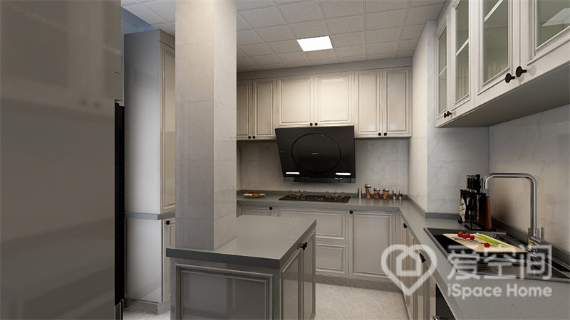 厨房面积宽敞，设计师以白色橱柜创建视觉上的明亮与通透，整体动线规划流畅，烹饪舒适。