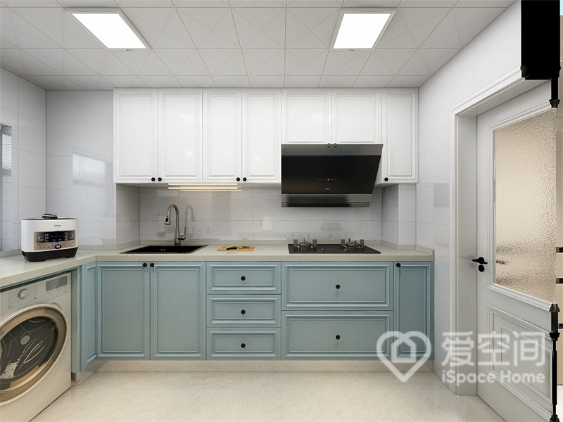 厨房造型简单，材料与颜色上设计师采用碰撞的设计手法，白色与蓝色搭配塑造出温和的气息。