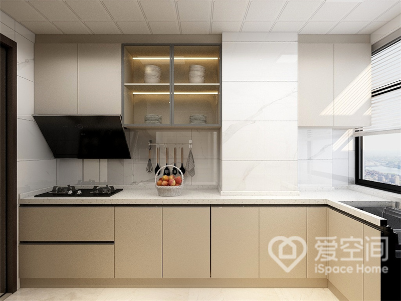 厨房空间线条感强，原木橱柜和白色吊柜层次分明，室内光线充足，让烹饪氛围愈加静谧安宁。