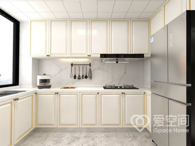 厨房干净而优雅，定制橱柜拥有清晰的线条，细节处以线条勾勒，给空间带来秩序感。