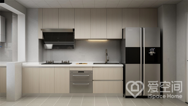 米色橱柜令视觉氛围得以伸展，白色操作台活跃了单调的空间氛围，令厨房更富有生活气息。