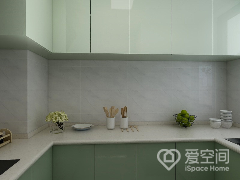 厨房面积不大，U型布局令空间有了更好的视觉延伸感，薄荷绿与白色搭配，清新暖意直上心头。