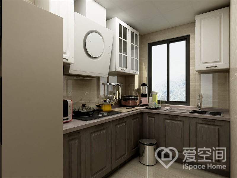厨房的精致藏在家具的细节处，L型布局更贴合家庭的生活习惯，暖色家具塑造出温馨舒缓的氛围。