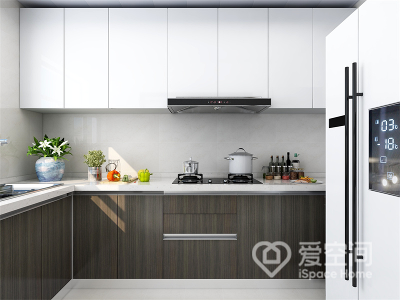 厨房采光理想，白色吊柜与原木橱柜分色搭配，凸显出层次感，隐形柜面设计手法保持了空间的整洁度。