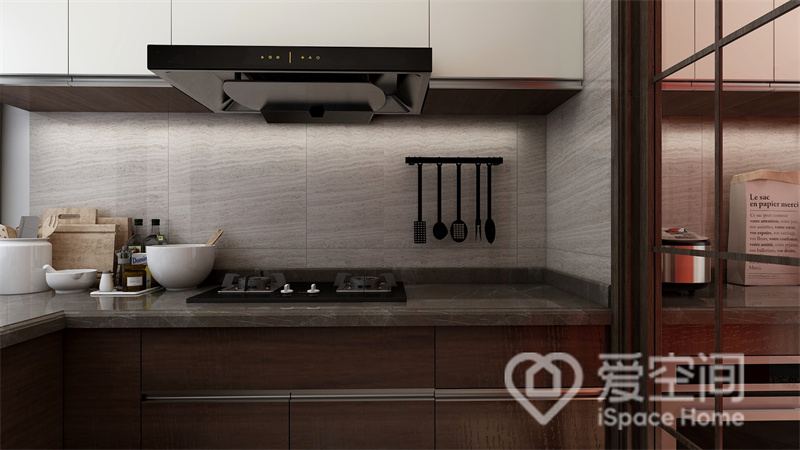 橱柜采用木质色定做，上层搭配白色吊柜点缀，增加了空间的层次与质感，日常烹饪心情倍感愉悦。